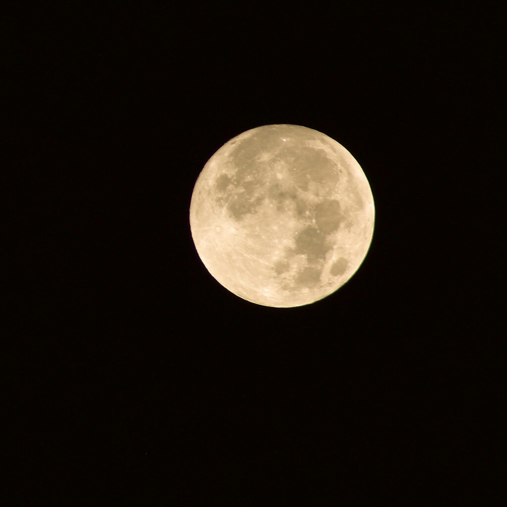 Full Moon by bjywamer