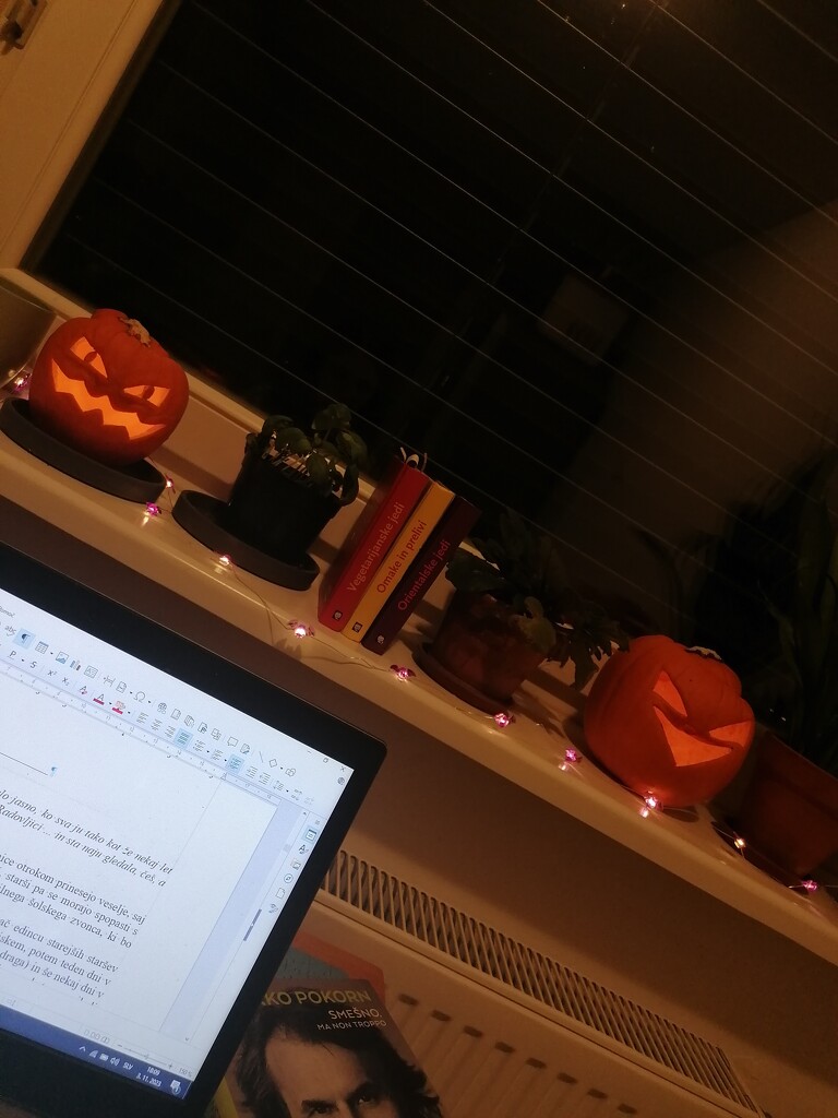 proof-reading in halloween spirit by zardz