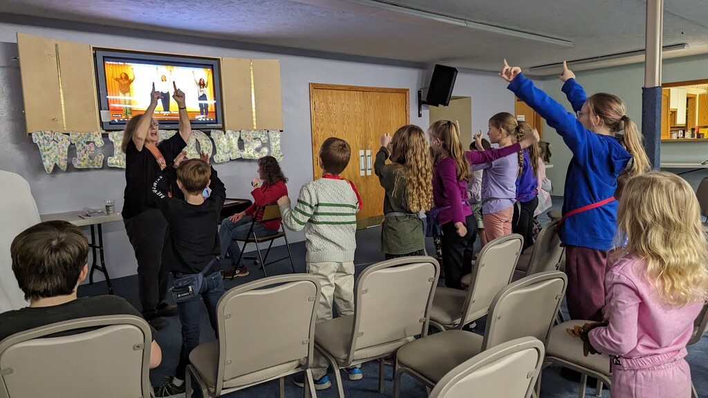 Kids Singing Praise to God by julie