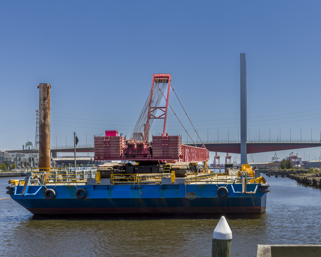 Floating Crane by briaan