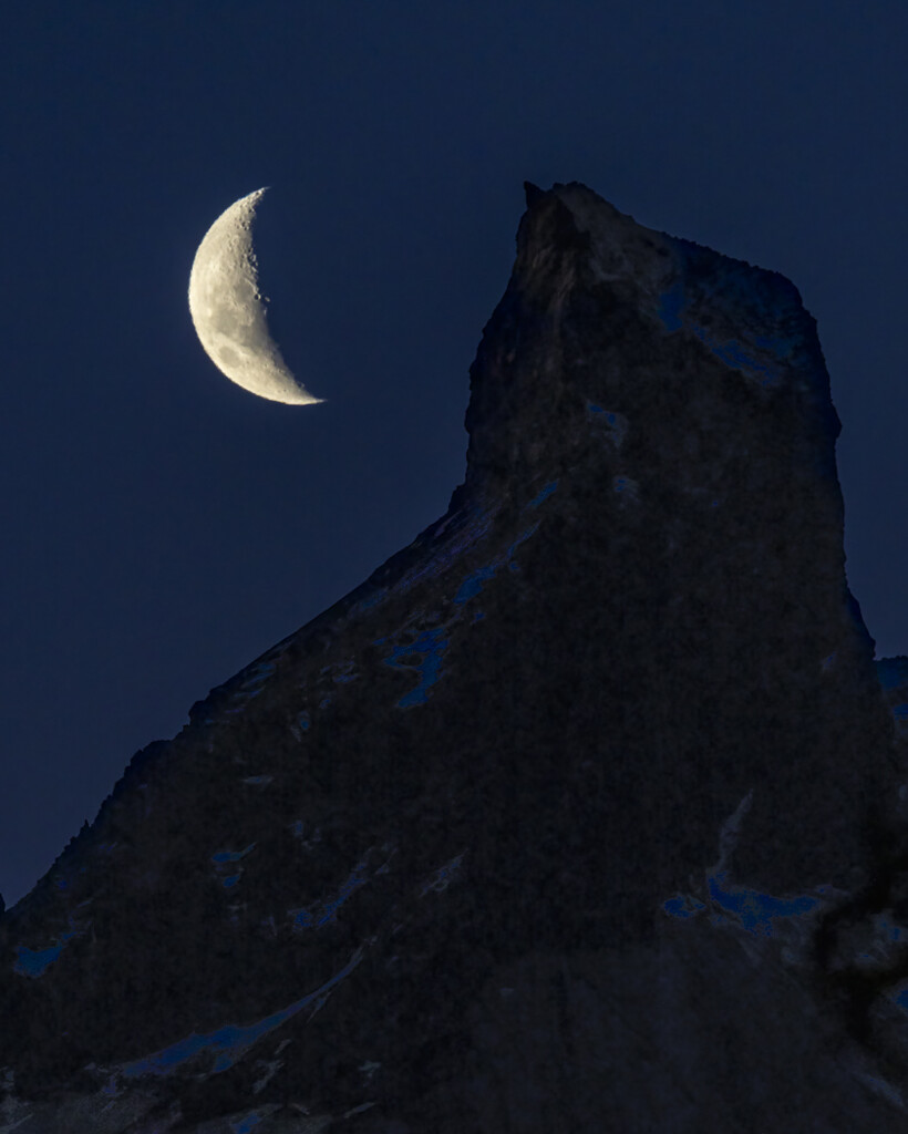 The Moon and the Summit by jyokota
