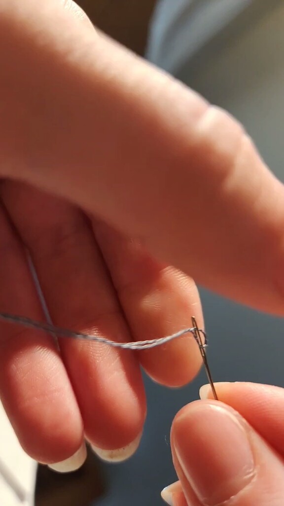 how I thread my needles by labpotter