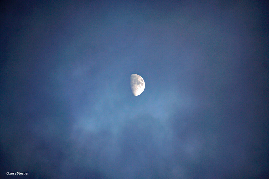 Cloudy moon by larrysphotos