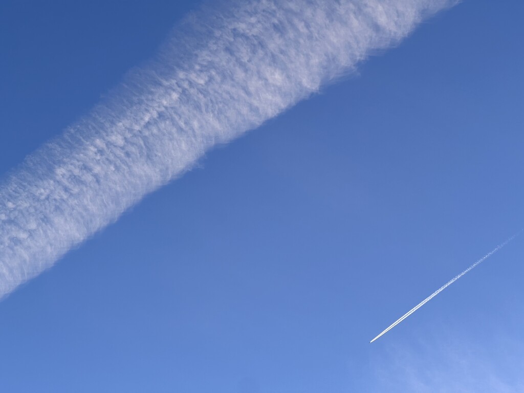 Vapour Trails in the Extreme by gaillambert