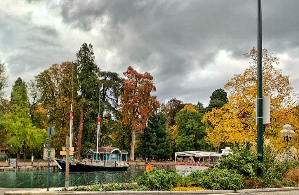 Boat in Annecy.  by cocobella