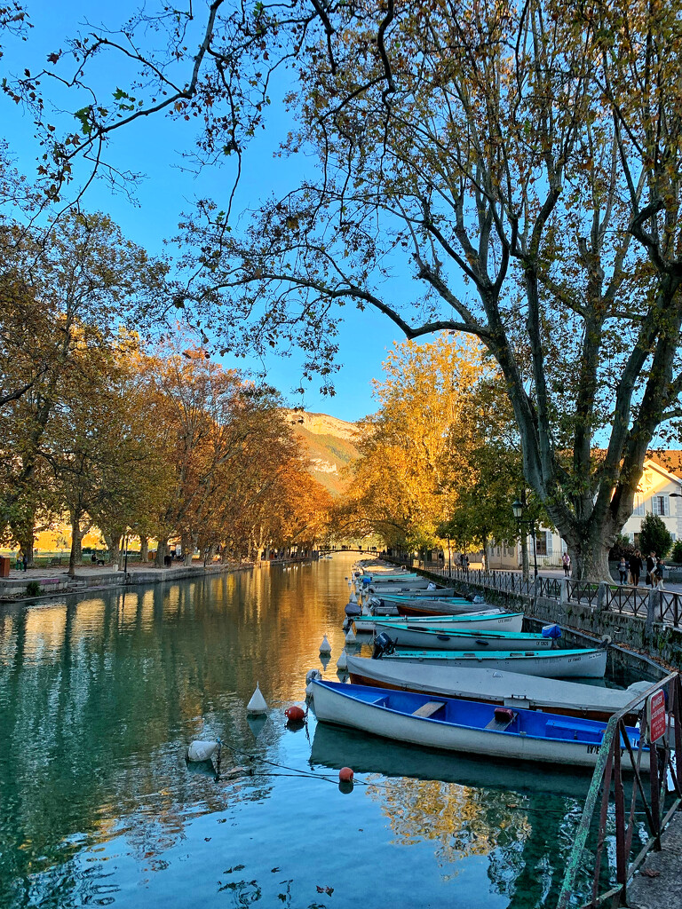 Canal in Annecy.  by cocobella