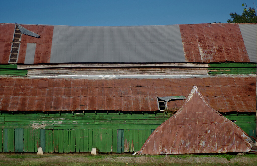 An old barn shot with an old lens by eudora