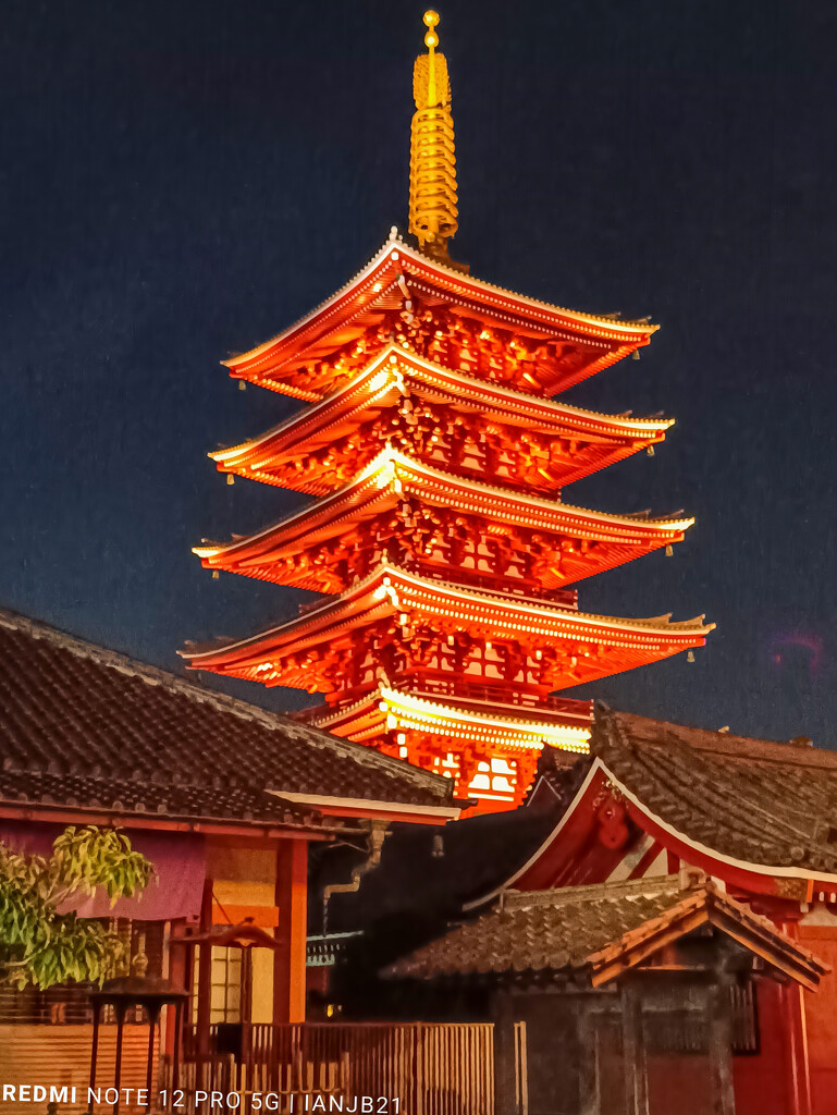 Sensō-ji Pagoda   by ianjb21