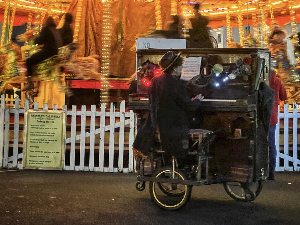 Piano on wheels by gaillambert