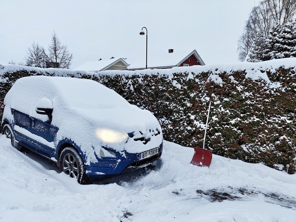 Digging out the car by okvalle