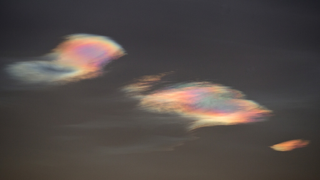 Mother-of-Pearl clouds by clearlightskies