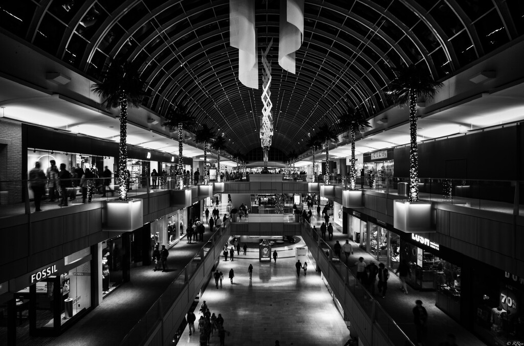 Evening At The Mall by ramr