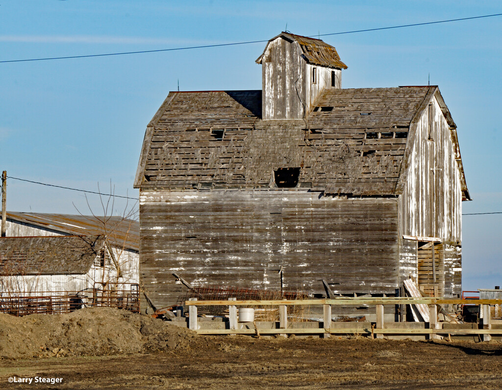 Old barn by larrysphotos