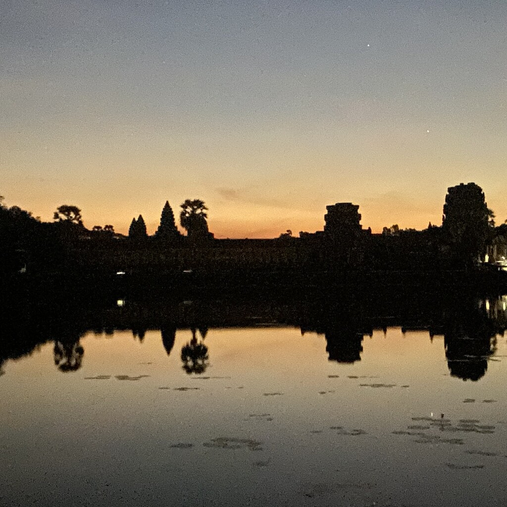 Parama Viṣṇuloka (Angkor Wat) by upandrunning