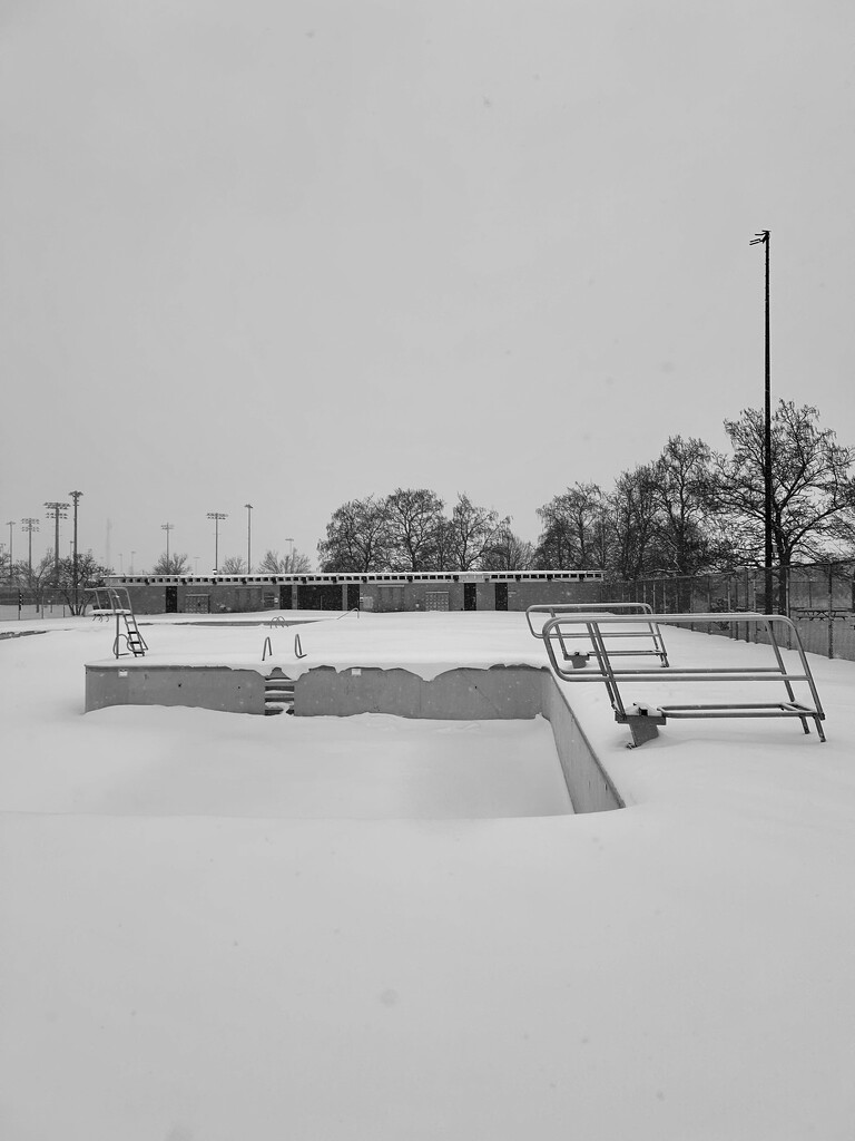 Winter pool by fperrault