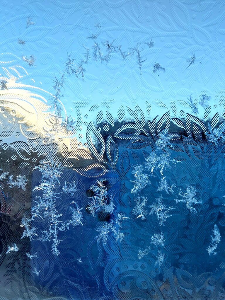 Frost seen through the window by samcat