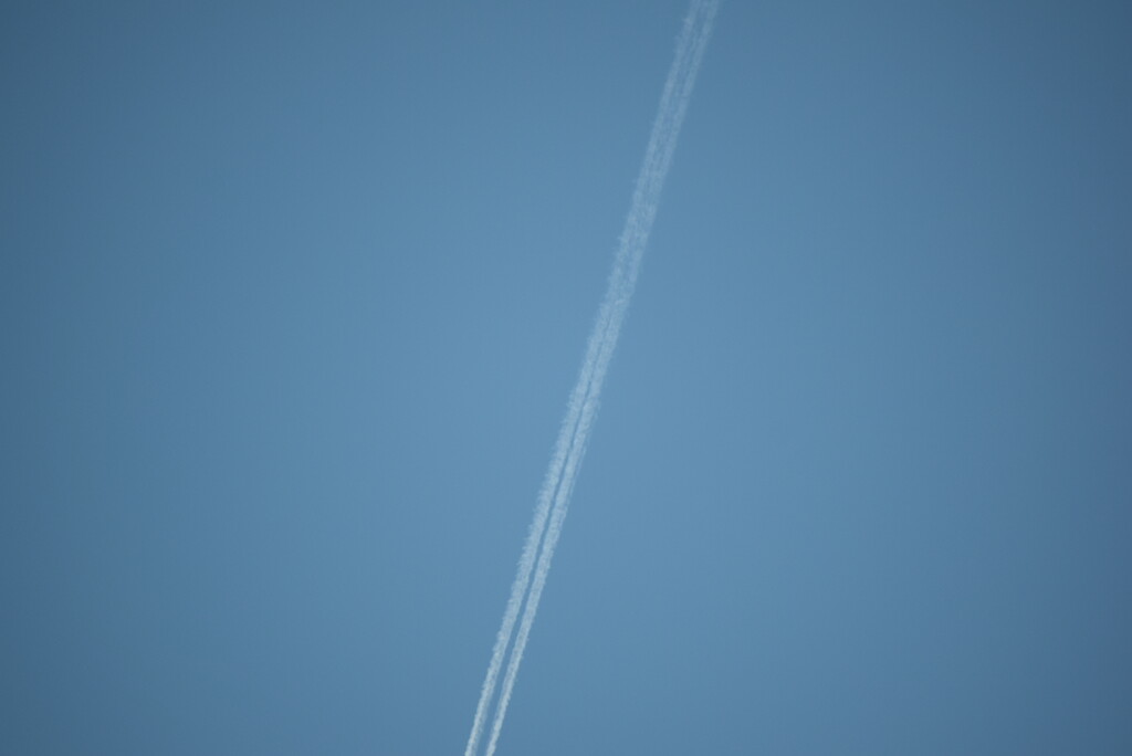 Contrail  by dragey74