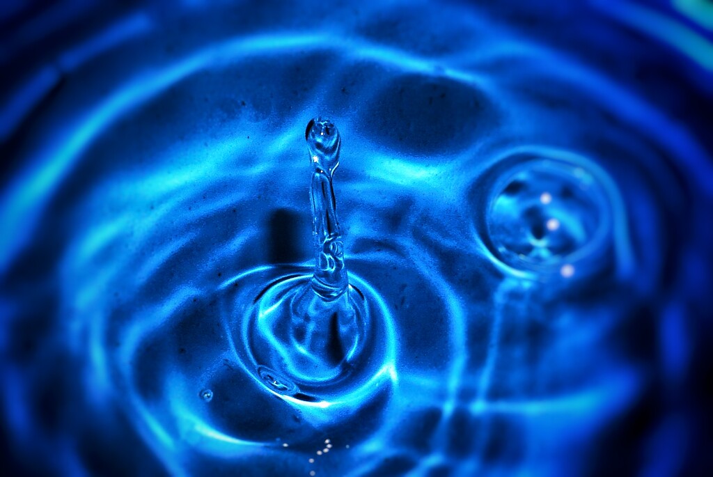 21/366 - Water droplet by isaacsnek