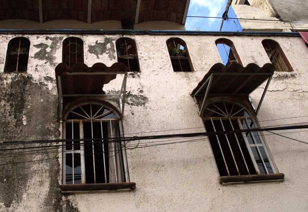 Weathered windows by jerzyfotos