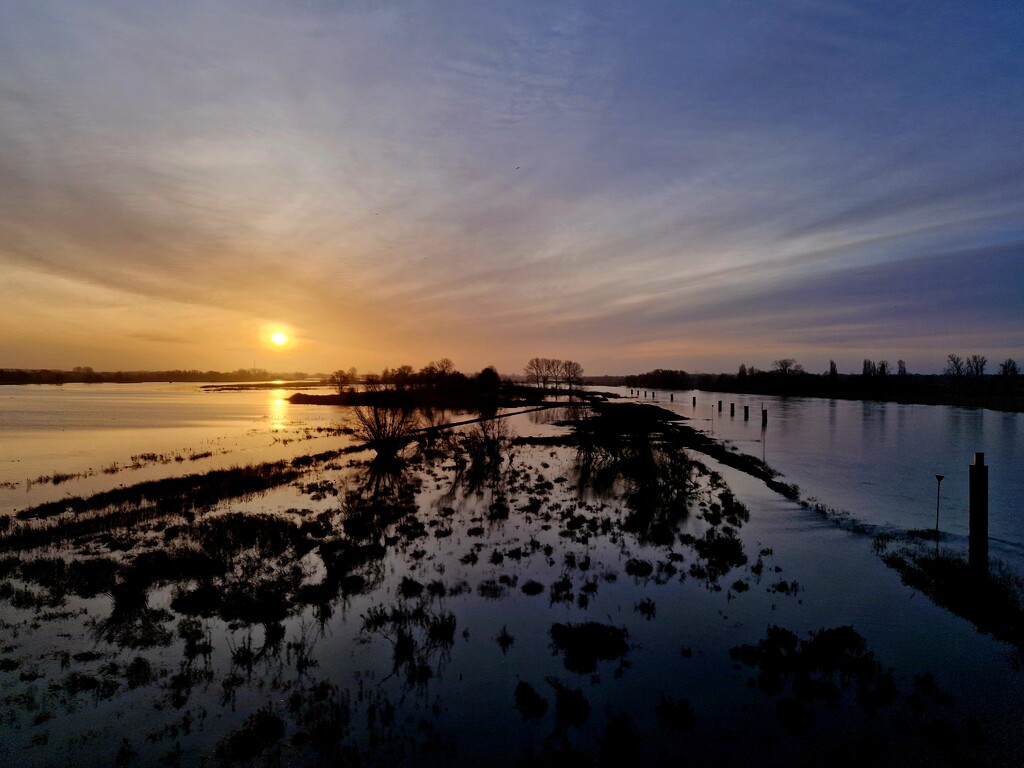 Sunrise over the IJssel by sporenmaken