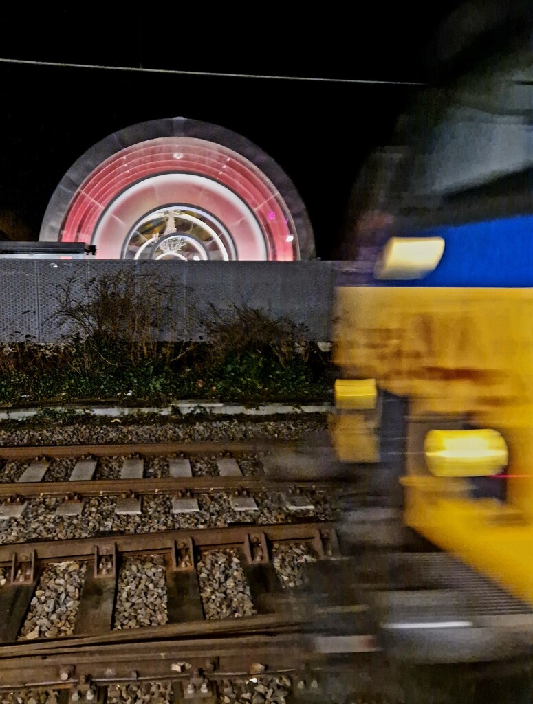 Incoming train by sporenmaken