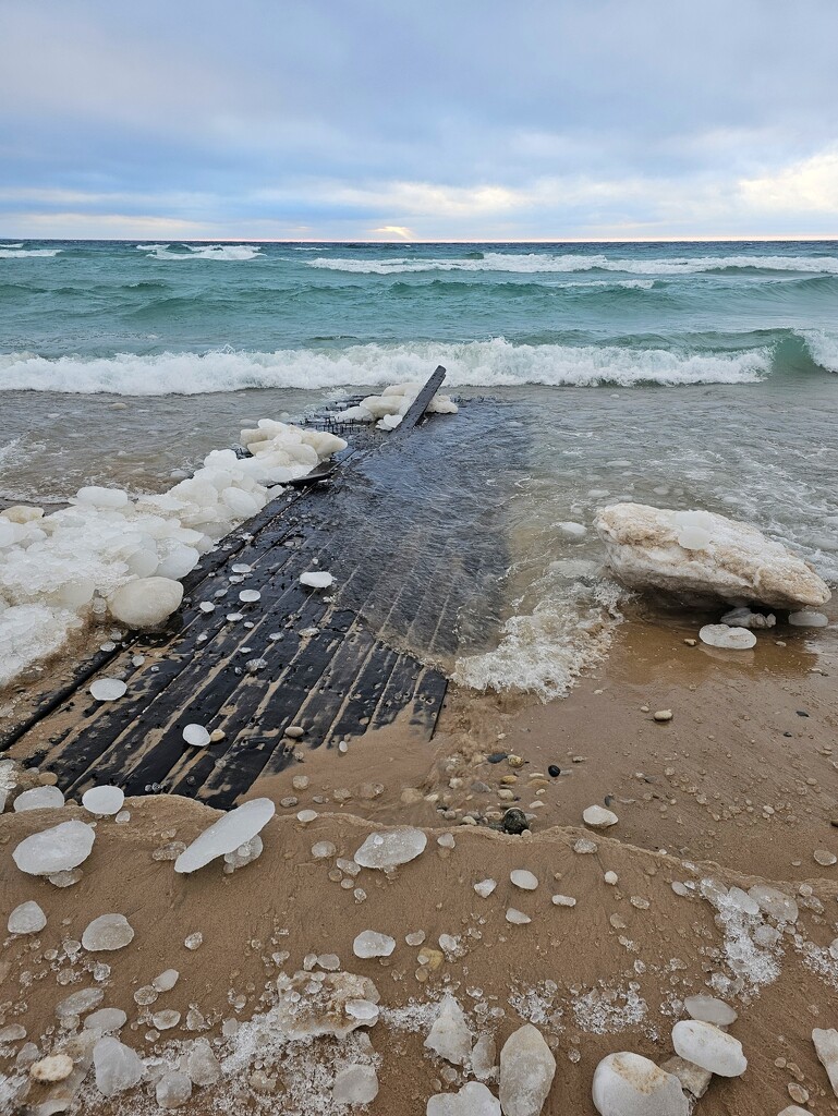 Icy Shipwreck by edorreandresen
