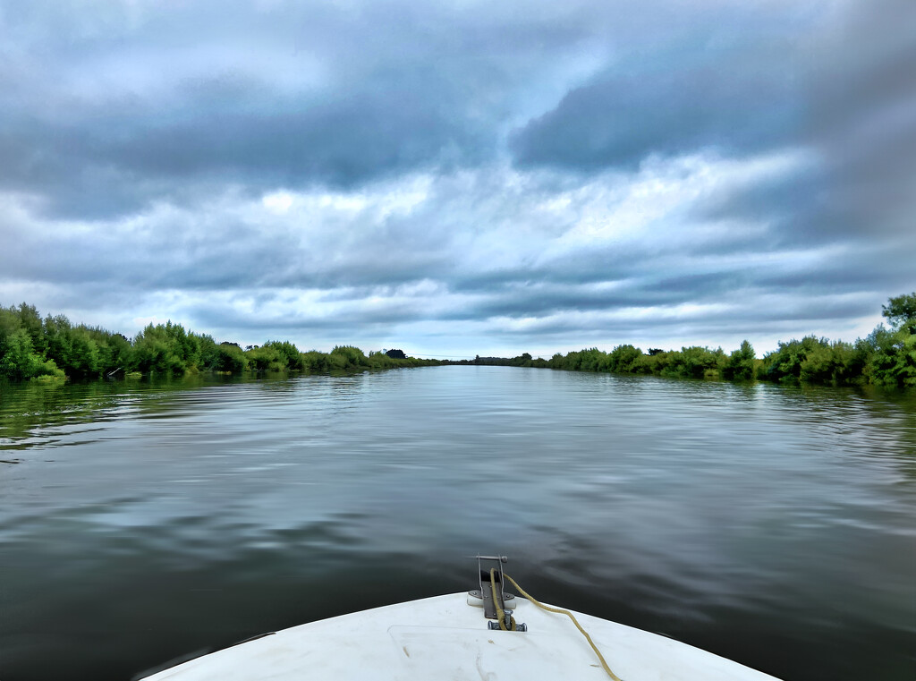 Cruising down the river on a cloudy summer's day by suez1e