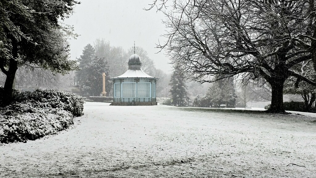 39/366 - A snowy Weston Park, Sheffield  by isaacsnek