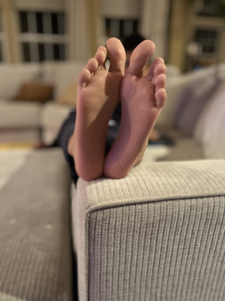 Feets  by chelleo