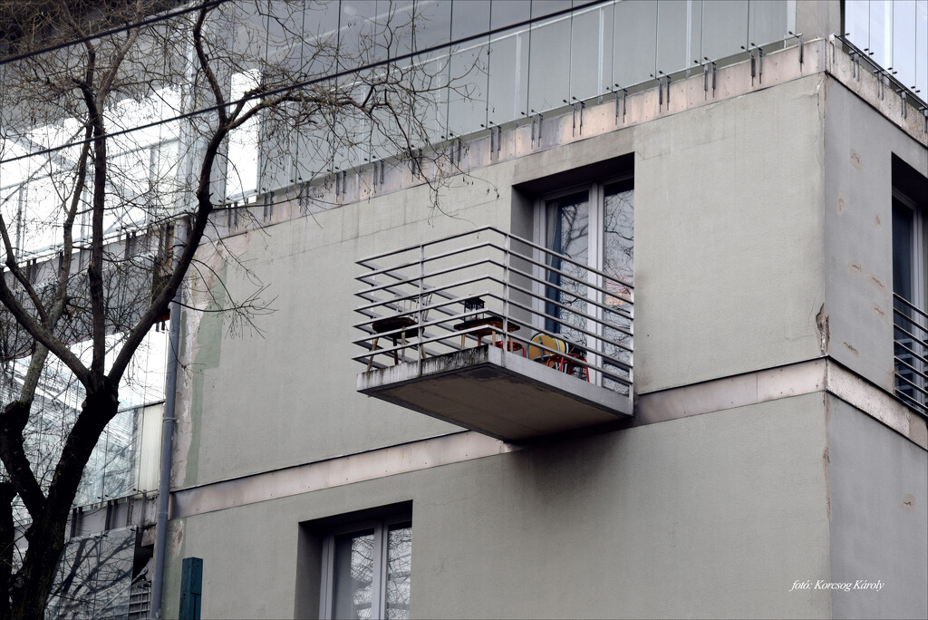 An interesting balcony... by kork