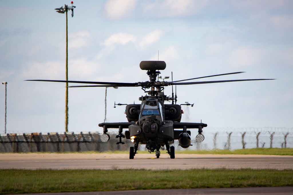 Boeing AH-64 Apache by phil_sandford