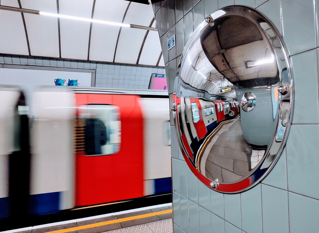 Mirrored tube train  by boxplayer