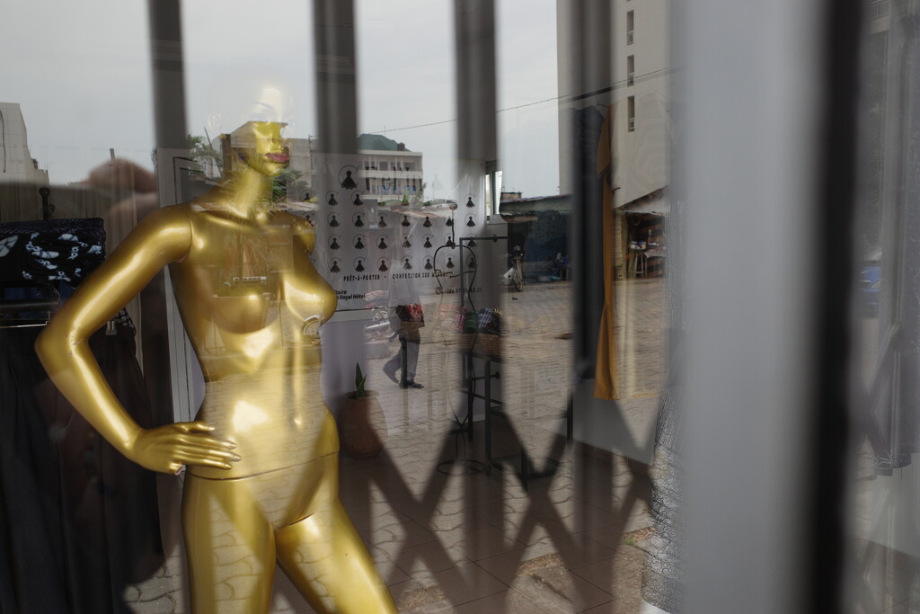 golden mannequin in cotonou street  by vincent24