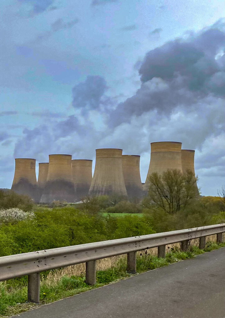 Ratcliffe-On-Soar Power Station by tonus