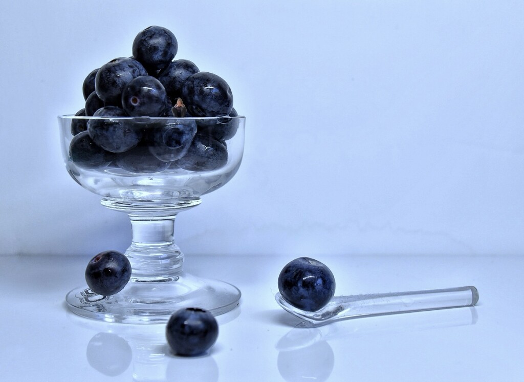Blueberries by wakelys
