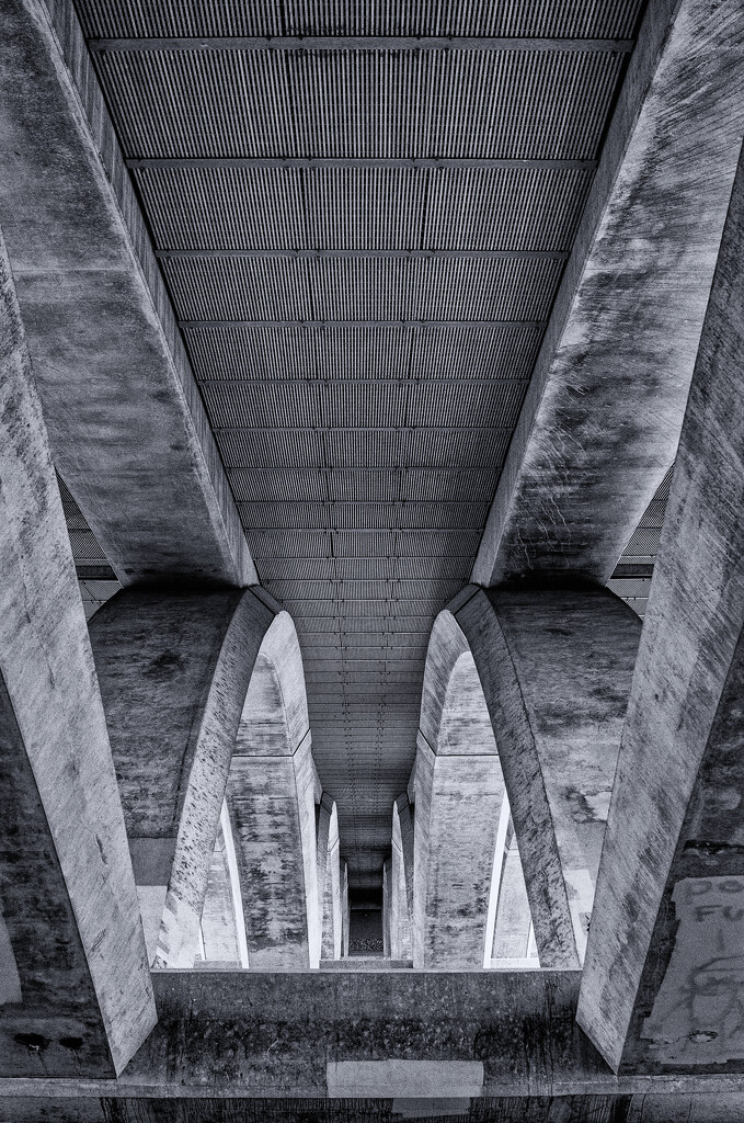Artistic underbelly of Rich St. bridge by ggshearron
