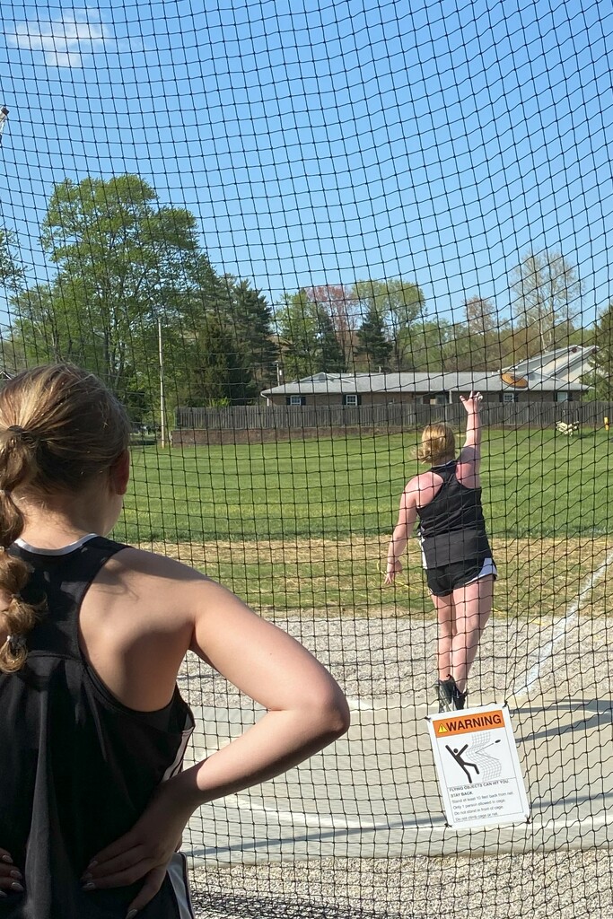 Throwing the discus by tunia