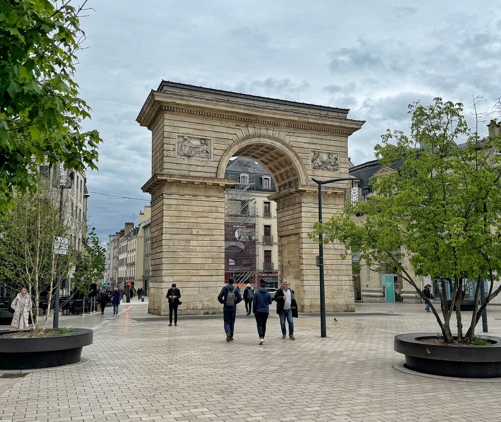 Arc de Triomphe in Dijon.  by cocobella