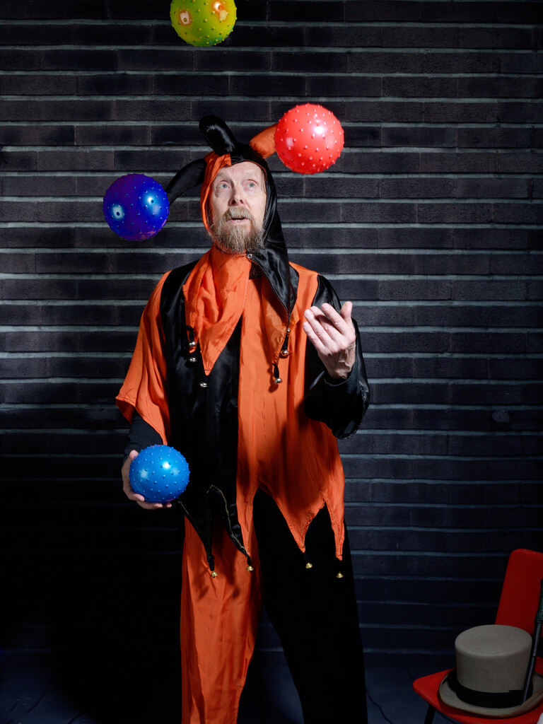 juggling jester by whdarcyblueyondercouk
