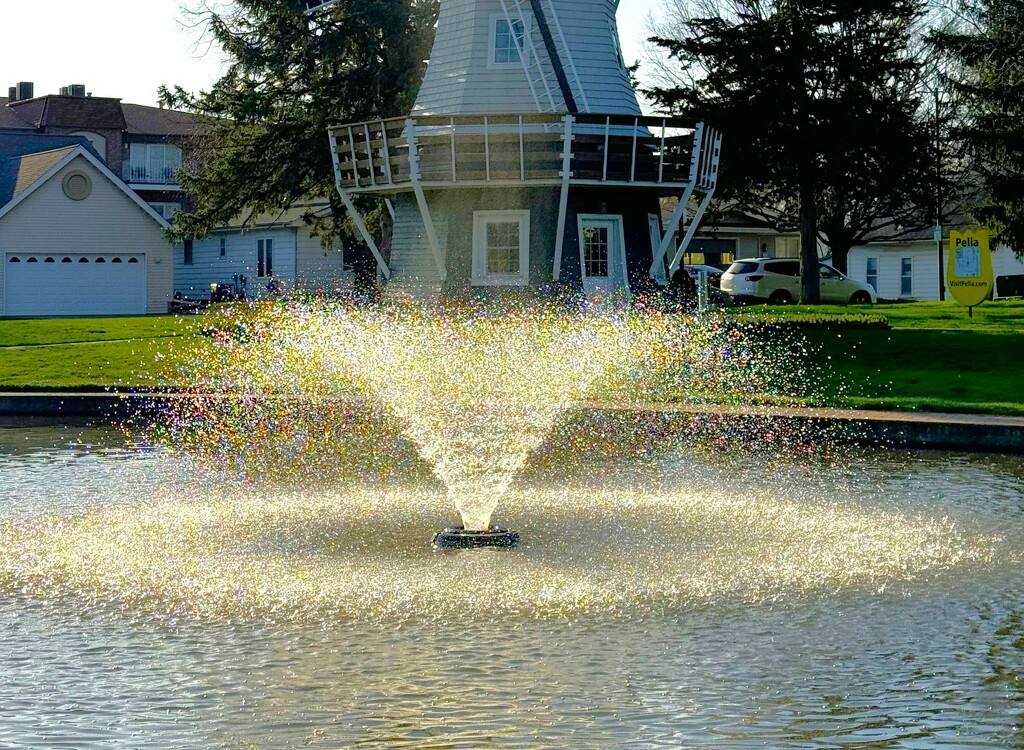 Sunlit Fountain by lynnz