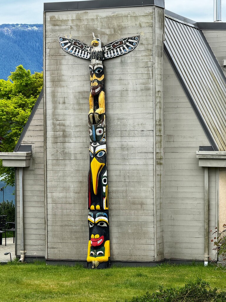 Totem on side of a house Deep Bay by horter