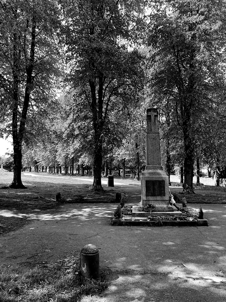 Mansfield Woodhouse War Memorial by allsop