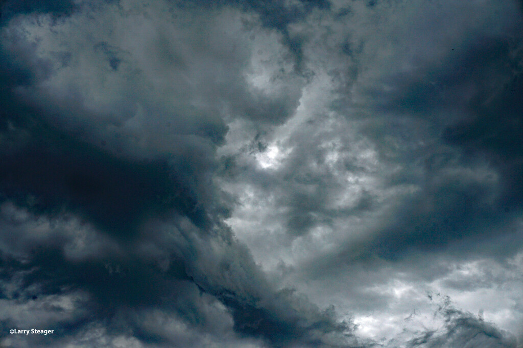 Angry sky by larrysphotos