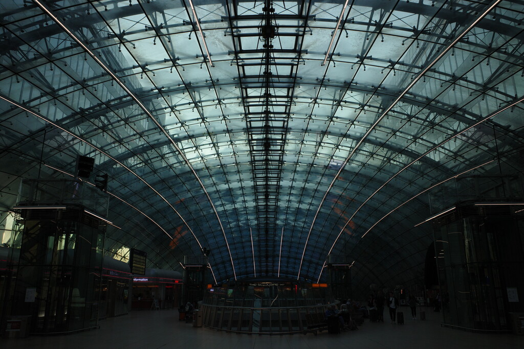 Symmetry in Frankfurt Airport Train Station by vincent24