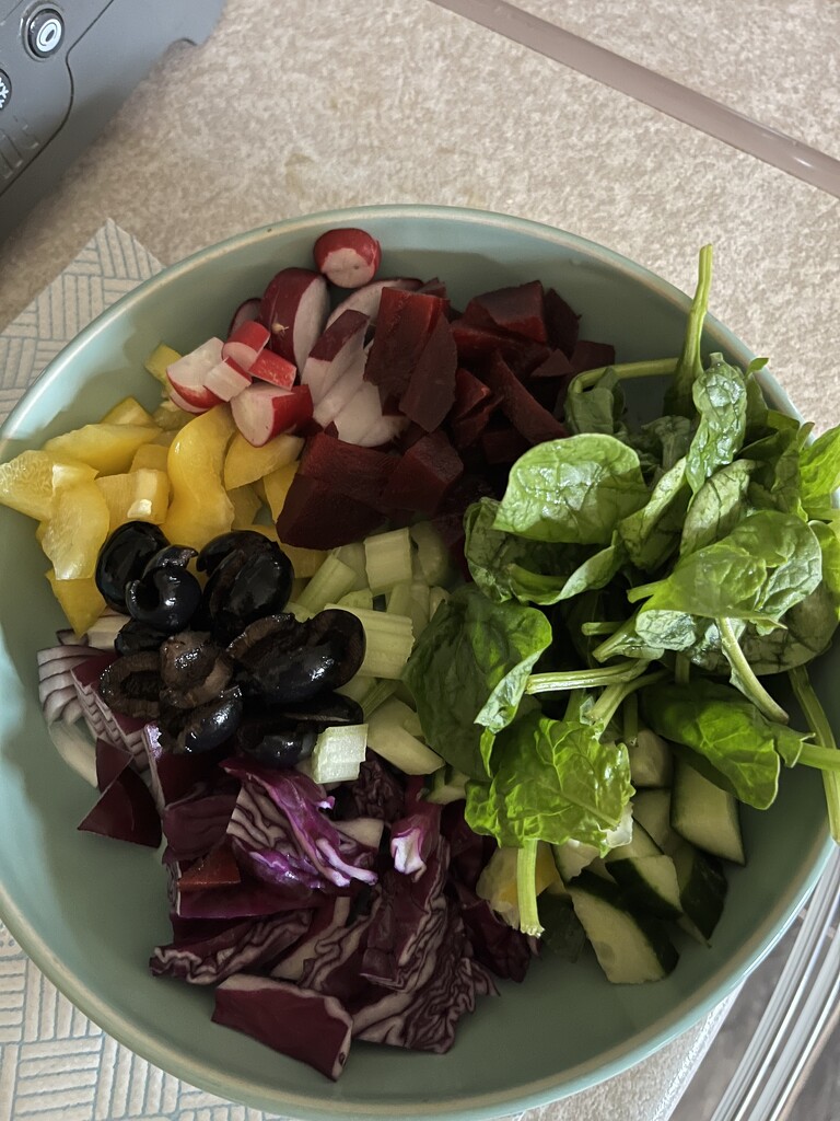 Colourful salad by helenawall