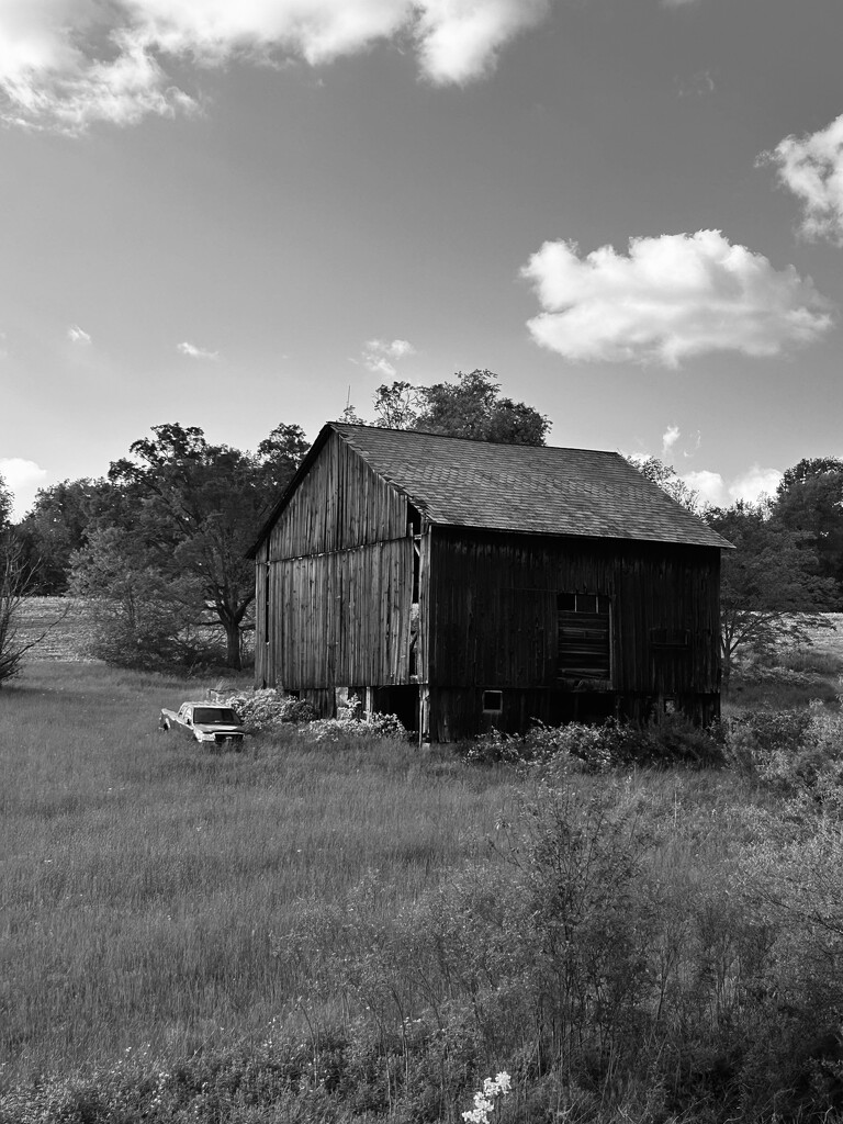 Abandoned barn  by frodob