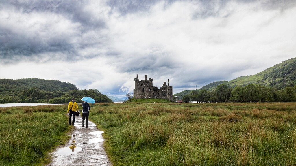 A wet walk to Kilchurn Castle. by billdavidson