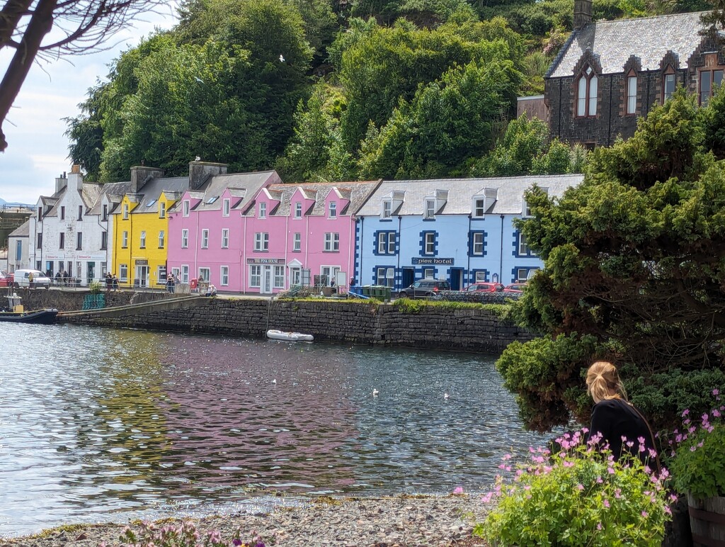 Sunshine colours in Portree,  by sarah19