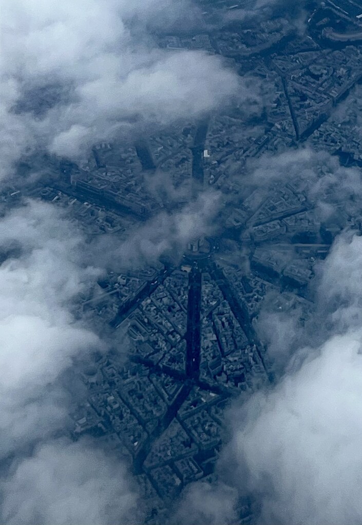 Over Paris by kwind