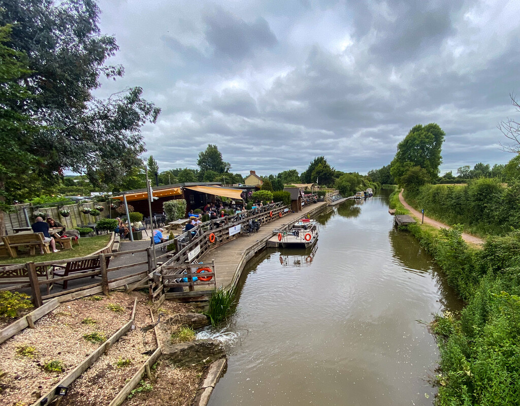 Busy Lunch Time At The Lock Inn by tonus